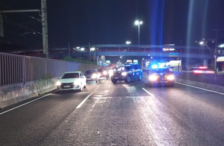 CANOAS: Três pessoas ficam feridas após carro capotar