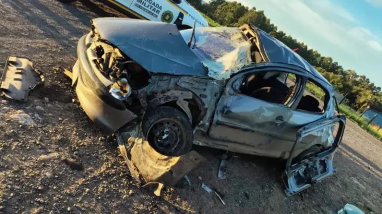 MORTE NO TRÂNSITO: Motorista morre após perder controle da direção e ser arremessado para fora do veículo