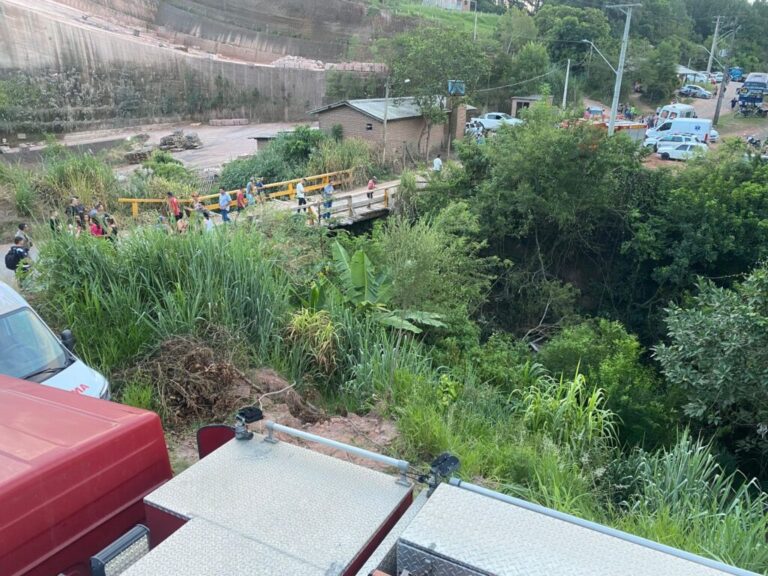 ACIDENTE: Ônibus escolar cai em ribanceira e duas crianças são encaminhadas em estado grave para atendimento no HPSC