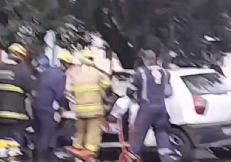 Motorista fica preso nas ferragens após grave acidente de trânsito em Canoas