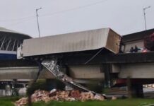 Um caminhão tombou na alça de acesso da BR-448, em Porto Alegre, na tarde desta terça-feira (30). A ocorrência foi no sentido Capital - Interior da rodovia
