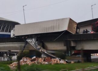Um caminhão tombou na alça de acesso da BR-448, em Porto Alegre, na tarde desta terça-feira (30). A ocorrência foi no sentido Capital - Interior da rodovia