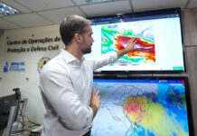 O governador Eduardo Leite divulgou um vídeo nesta terça-feira (30), nas redes sociais alertando sobre a previsão de ventos e chuvas fortes no Rio Grande do Sul. Nos próximos dias, a previsão foi realizada com base nas informações da Sala de Situação do governo.