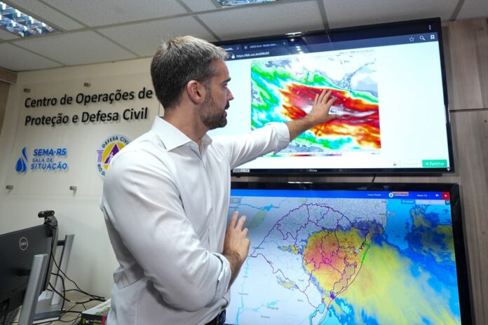 O governador Eduardo Leite divulgou um vídeo nesta terça-feira (30), nas redes sociais alertando sobre a previsão de ventos e chuvas fortes no Rio Grande do Sul. Nos próximos dias, a previsão foi realizada com base nas informações da Sala de Situação do governo.