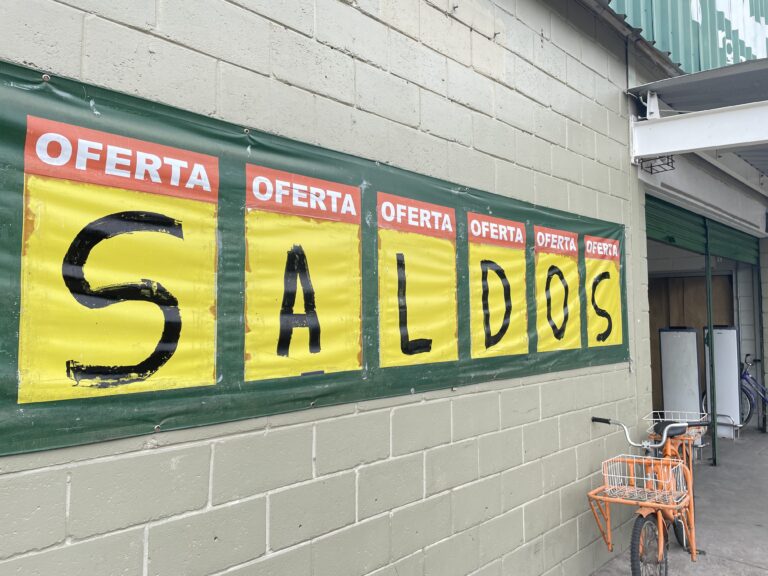 Supermercado faz liquidação em Canoas