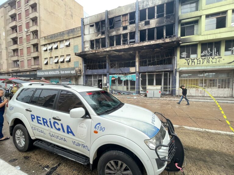 A ocorência resultou na morte de pelo menos dez pessoas, conforme informado pelo Corpo de Bombeiros