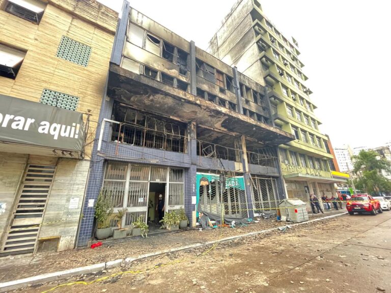 Um incêndio destruiu uma pousada na região central de Porto Alegre, resultando na morte de dez pessoas na madrugada desta sexta-feira (26). O Corpo de Bombeiros revelou que o estabelecimento não possuía alvará nem licenciamento para operar. O fogo começou por volta das 2h da manhã e foi controlado às 4h30 pelos bombeiros.
