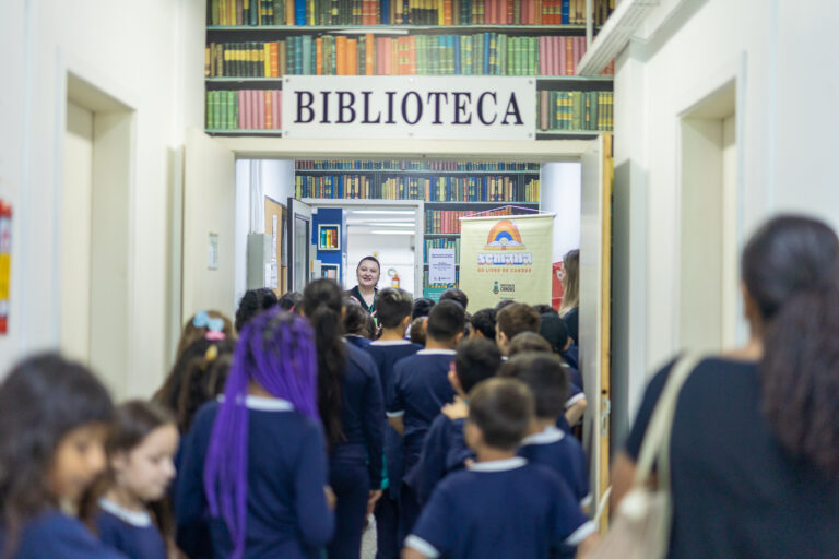 ALUNOS NA SEMANA DO LIVRO EM CANOAS