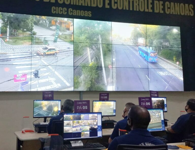 CANOAS: Câmeras flagram adolescentes perseguindo e roubando homem dentro de parque