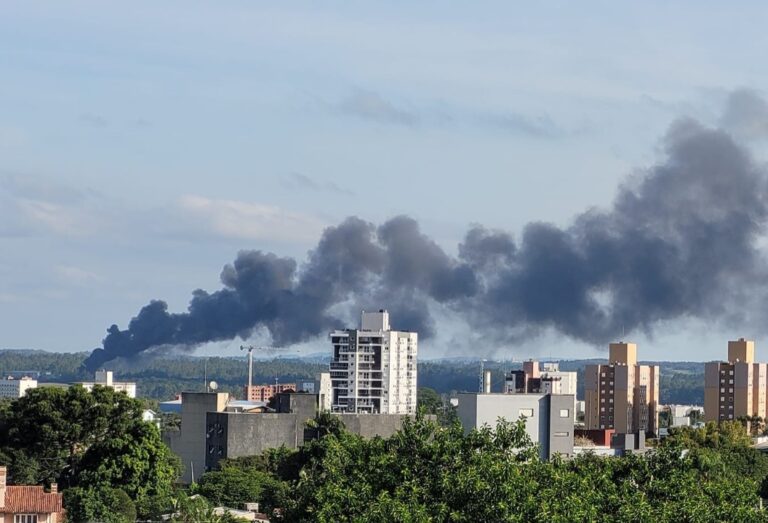 FOGO: Incêndio atinge fábrica em Alvorada; Bombeiros são mobilizados
