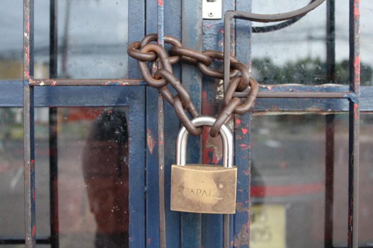 Clientes são surpreendidos com fechamento de supermercado em Canoas