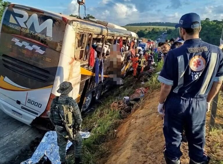 MORTE NO TRÂNSITO: Oito passageiros morrem após ônibus tombar
