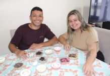 Jovens fazem tortas para realizar sonhos