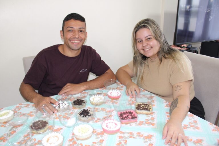 Jovens fazem tortas para realizar sonhos