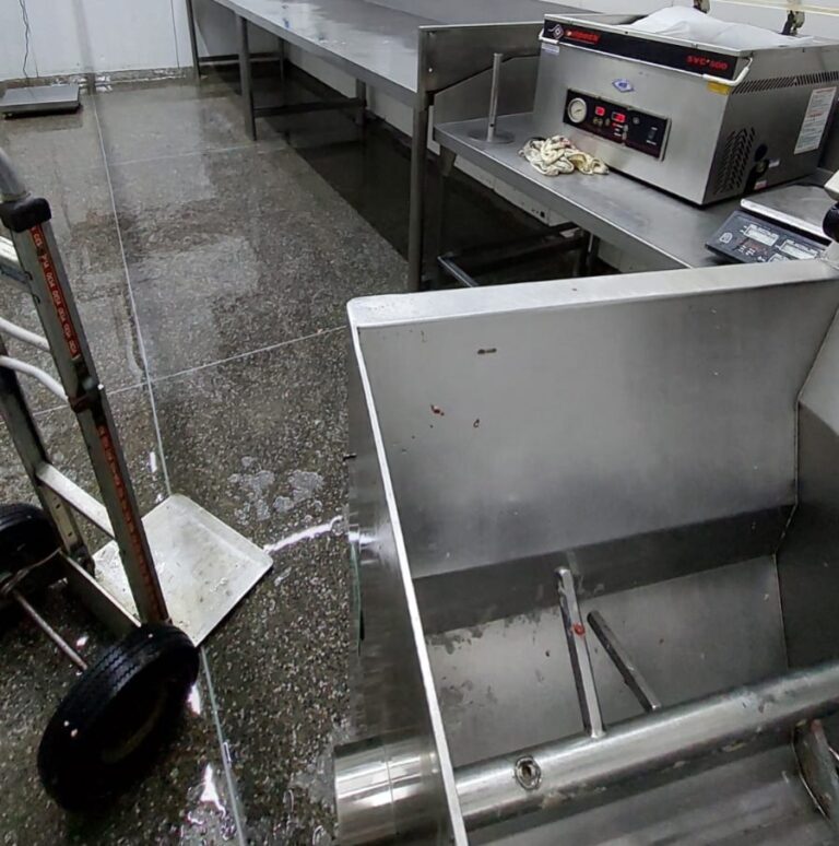 Fábrica clandestina de hambúrgueres alvo de fiscalização em Canoas também produzia embutidos e embalava carnes a vácuo para a venda