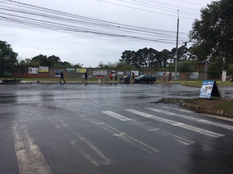 Acidente entre moto e bicicleta deixa feridos em Canoas