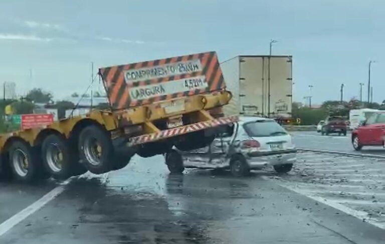 Acidente na Freeway entre caminhão e dois carros causa grande congestionamento