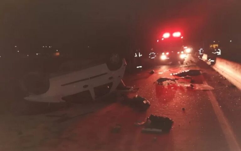 Motorista morre após perder controle do carro, bater em mureta, capotar e pegar fogo