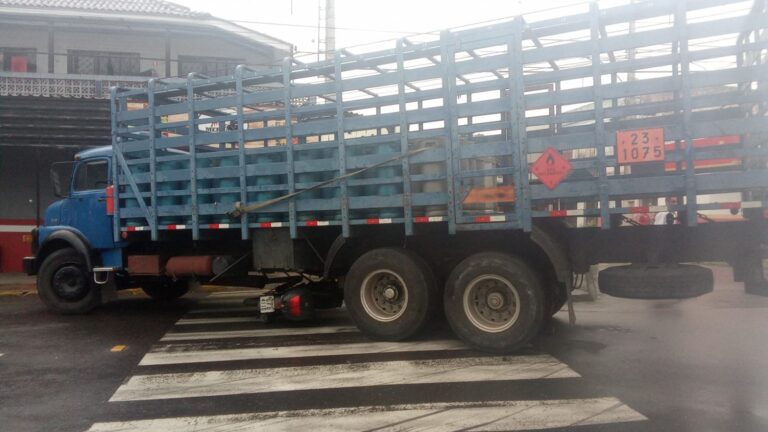 Motociclista vai parar embaixo de caminhão após acidente em Canoas; Ele foi internado em hospital