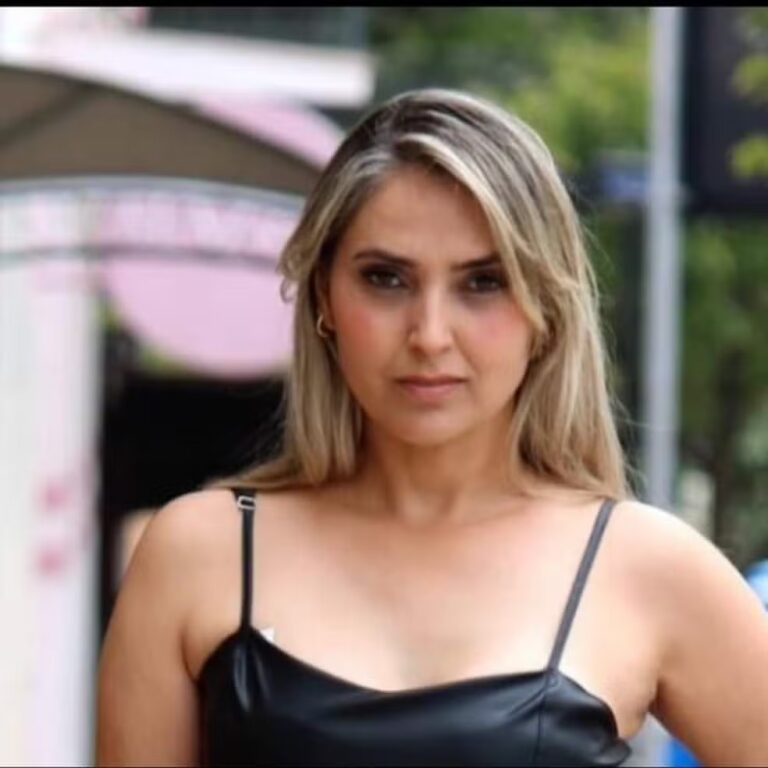 Mulher é morta a tiros em frente a pizzaria; Ex-marido está foragido