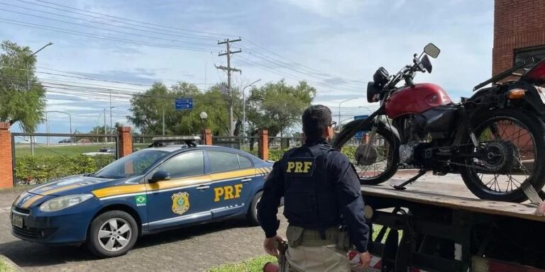 Adolescentes andando com moto furtada