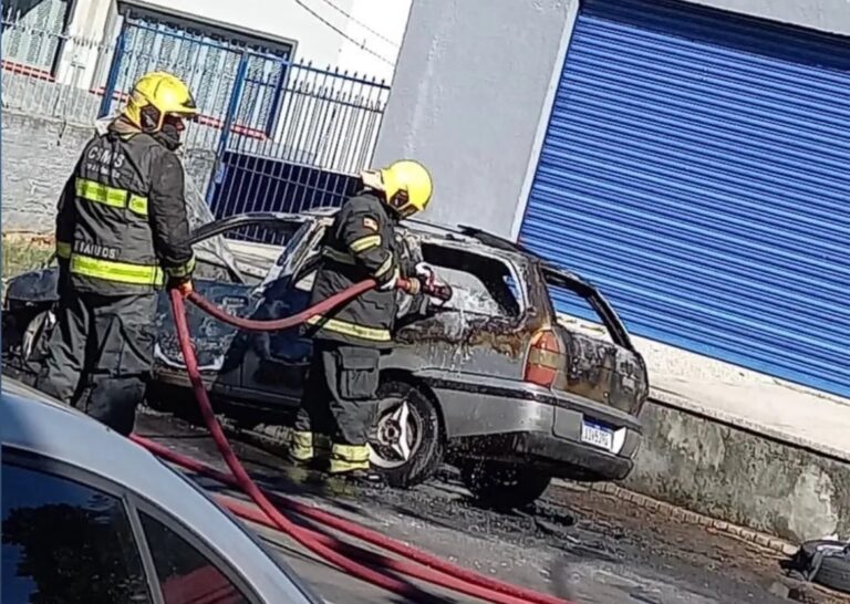 Em menos de duas horas, dois carros são destruídos por incêndio em Canoas
