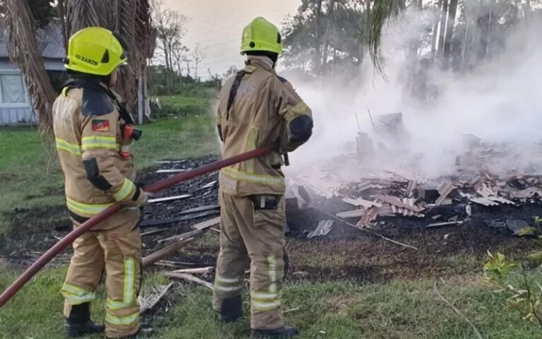 Idosa de 72 anos morre carbonizada após casa pegar fogo
