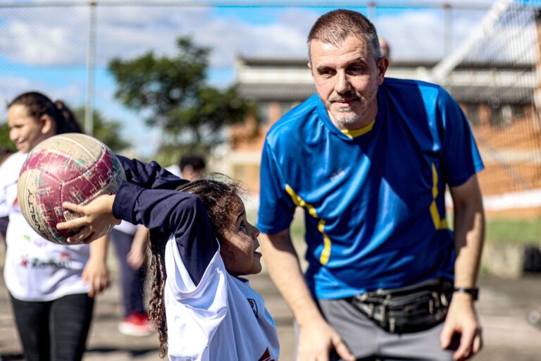 Alunos da escola para surdos Vitória, em Canoas, evoluem na prática do voleibol