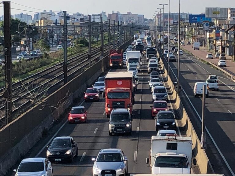Uma pista da rodovia está bloqueada