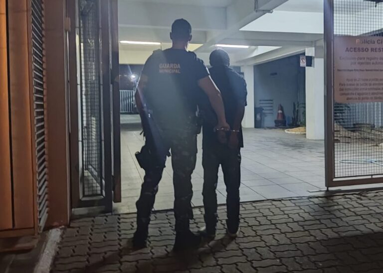 Homem é preso vendendo crack ao lado de creche em Canoas