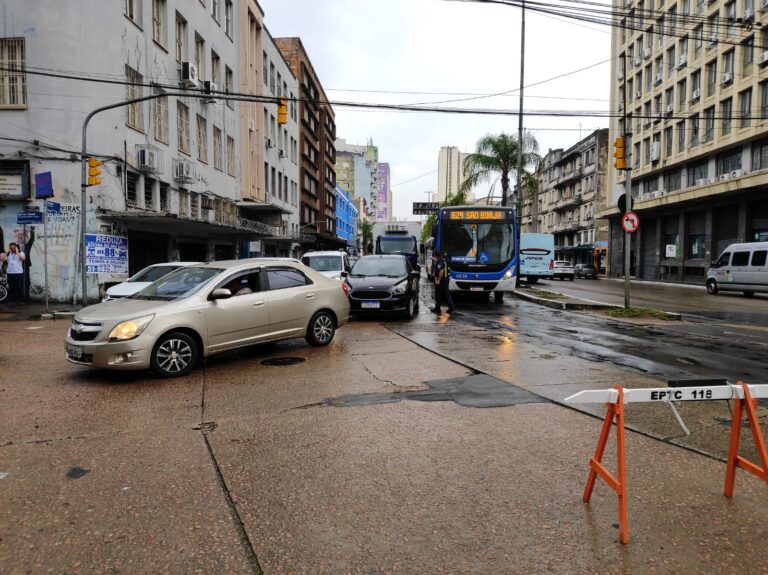 Avenida Farrapos: Saiba como está trânsito em avenida após incêndio em pousada