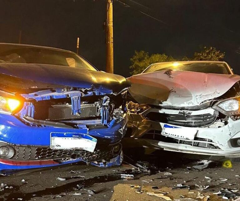 Carros ficam destruídos após colisão frontal em Canoas