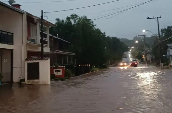 Duas pessoas são encontradas mortas após carro ser arrastado por uma correnteza em Paverama, na região Central do Rio Grande do Sul, no Vale do Taquari, na noite da última segunda-feira (29).