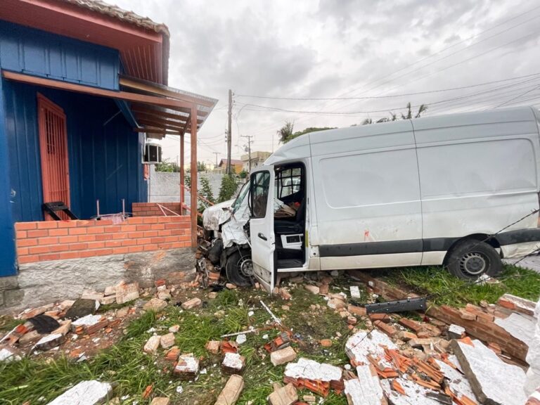 Motoristas são levados ao hospital após duas vans invadirem pátio de residência em Canoas