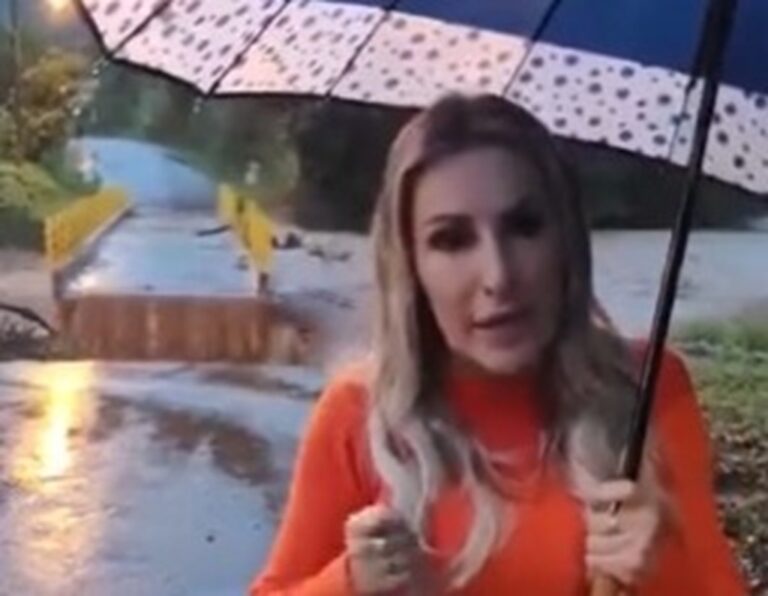 Uma ponte foi arrastada por uma correnteza enquanto prefeita alerta sobre fortes chuvas. Um vídeo gravado pela prefeita de Santa Tereza, no Rio Grande do Sul, mostra uma ponte sendo arrastada pela correnteza devido a fortes chuvas que atingem a região desde a última segunda-feira (29)