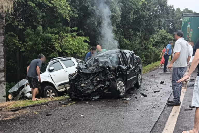 MORTE NO TRÂNSITO: Duas pessoas morrem após grave acidente entre carro e caminhão