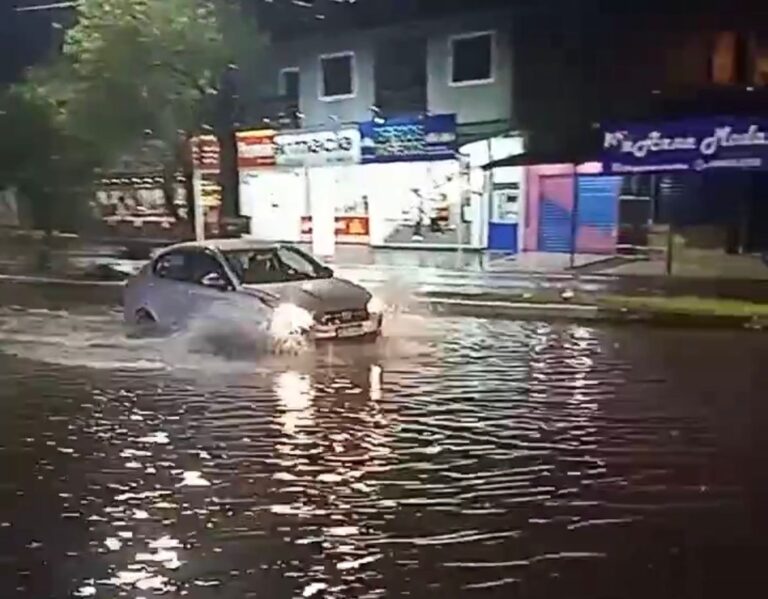 O forte temporal do final da tarde deste sábado (27) causou diversos pontos de acúmulos de água em Canoas. 
