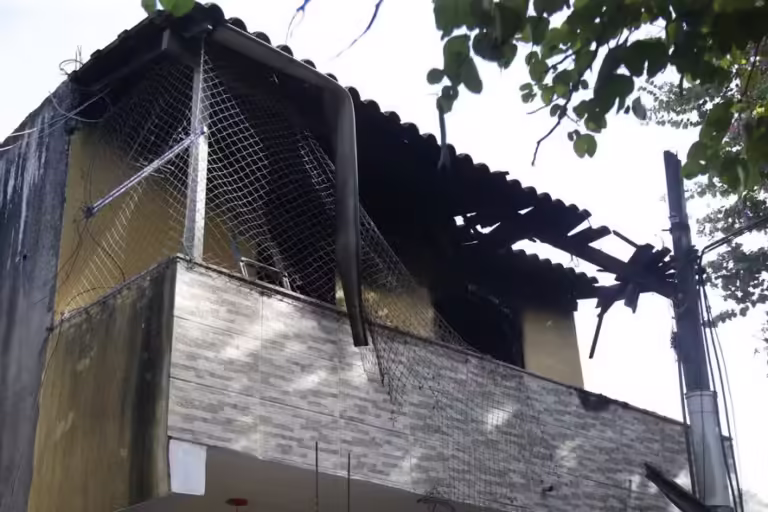 Jovem mata pais a marteladas e coloca fogo nos corpos