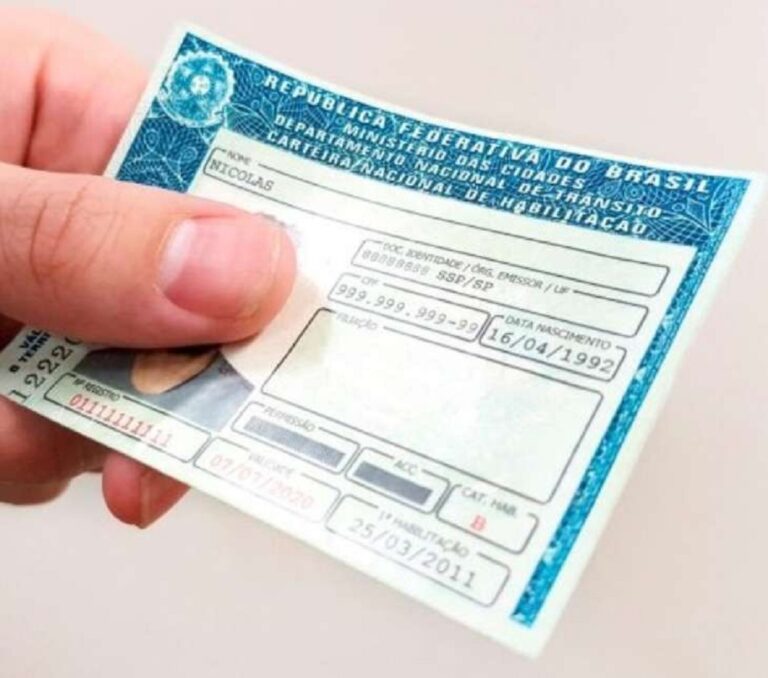 O Detran RS disponibiliza a partir desta quarta-feira (22), em caráter de contingência, o serviço de emissão gratuita de segunda via da carteira nacional de habilitação (CNH). A medida é direcionada aos condutores das cidades atingidas pelos eventos climáticos, que tinham sua CNH emitida no Rio Grande do Sul dentro do prazo de validade.