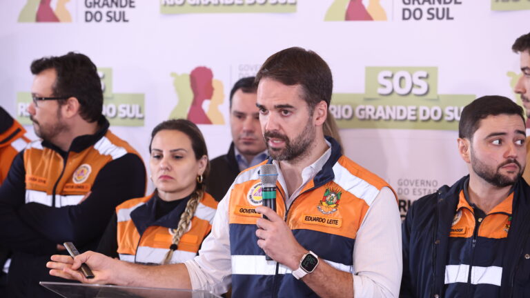 Eduardo Leite diz que “bairros ou cidades inteiras” podem ser transferidas de lugar por causa da destruição causada pela enchente