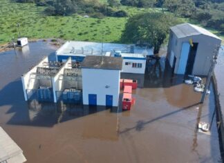 A Corsan está instalando uma estação de captação flutuante no Rio Gravataí. O objetivo é retomar o abastecimento de água em Canoas. 