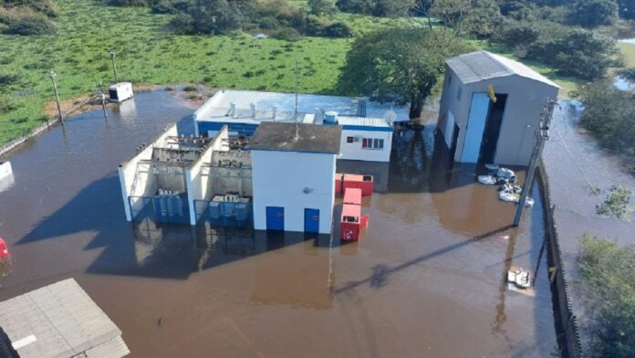 A Corsan está instalando uma estação de captação flutuante no Rio Gravataí. O objetivo é retomar o abastecimento de água em Canoas. 
