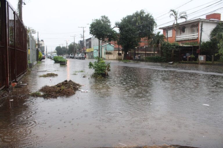 Água começa a invadir vias do bairro Niterói em Canoas