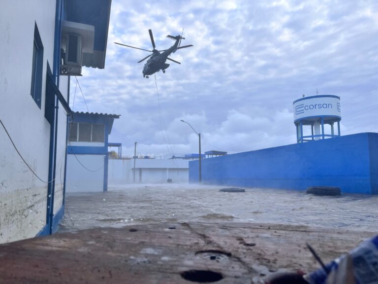 Água em Canoas: a Corsan instalou dois geradores de energia na ETA Rio Branco. Os equipamentos foram transportados pela FAB