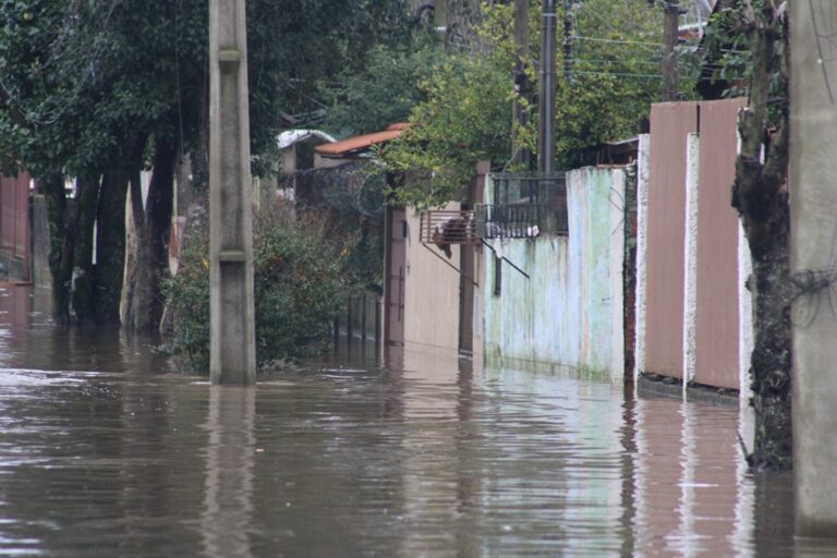 “Se encher nós vamos ter que ir pra debaixo da ponte”, conta moradora após água invadir casas no bairro Niterói em Canoas