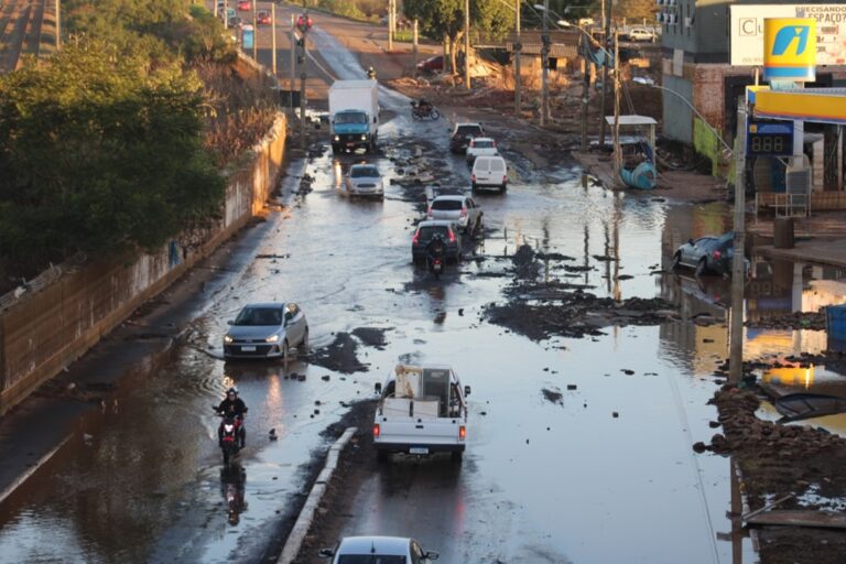 Enchente em Canoas: Água baixa e veículos voltam a andar na Guilherme Schell