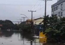 A Avenida Rio Grande do Sul, no bairro Mathias Velho, em Canoas, segue submersa. Um vídeo mostra a enchente na via na manhã deste sábado (11)