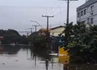A Avenida Rio Grande do Sul, no bairro Mathias Velho, em Canoas, segue submersa. Um vídeo mostra a enchente na via na manhã deste sábado (11)