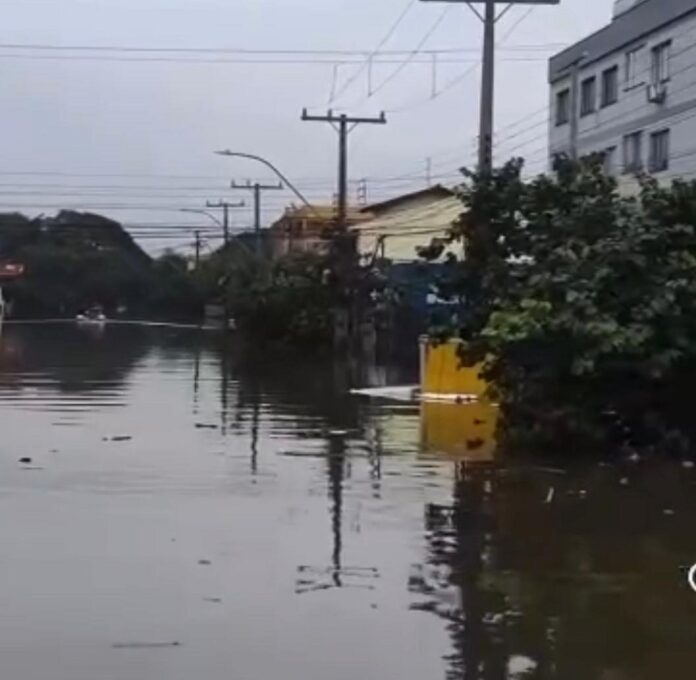 A Avenida Rio Grande do Sul, no bairro Mathias Velho, em Canoas, segue submersa. Um vídeo mostra a enchente na via na manhã deste sábado (11)