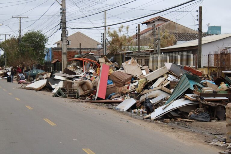 Bairro Fátima em Canoas está devastado após água baixar